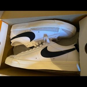 NIKE WOMENS BLAZER LOW ‘77